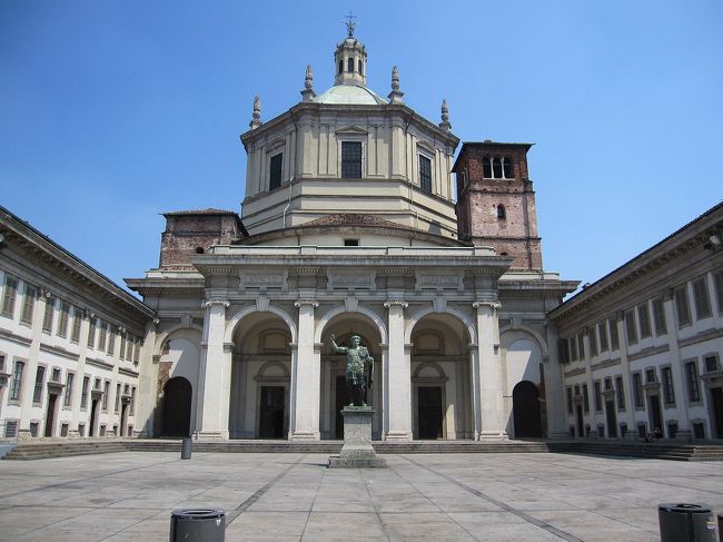 表にまわってみると、サン・ロレンツォ・レッジョーレ教会でした。<br />地球の歩き方だと、もっと茶色っぽい色をしていたので、普通の教会だと思って見逃すところでした。<br />危ない危ない