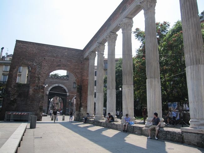 教会のそばの風景。<br />なんかギリシャみたいです。<br />コリント式の円柱がいいですね。<br />実はこの柱の後ろは、トラムの路線です。<br />