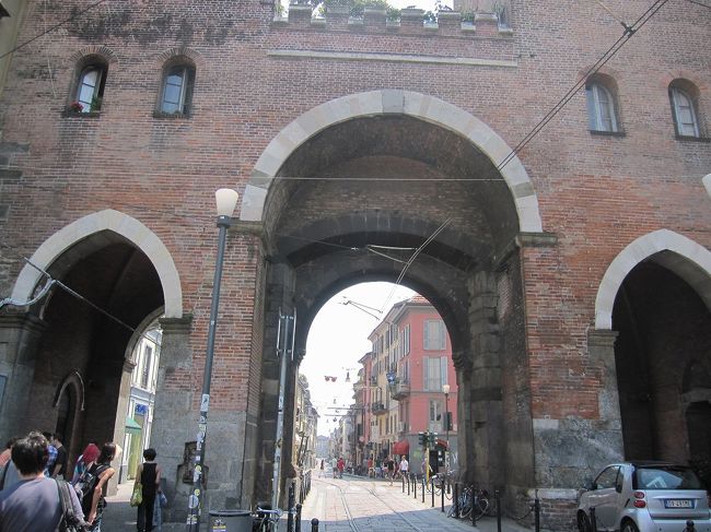 上の写真の前方で撮った写真です。<br />門の間をトラムが通れるように、線路が敷かれています。<br />突然トラムが来るので、撮影に気を撮られていると危ないです。