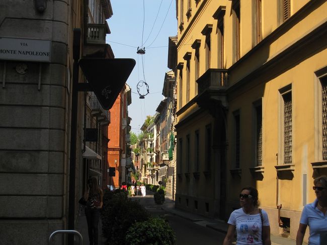 綺麗な小路です。<br />このあと、トラムでモンテ・ナポレオーネ通りまで行って、高級ショップを見て回りました。<br />