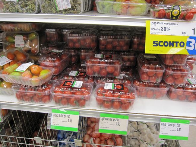 ちょっと、地元スーパーのスーパーをのぞいてみます。<br />トマトが安いです。<br />でもさすがにトマトは買って帰れないので、ポルチーニ茸のコンソメを買って帰りました。