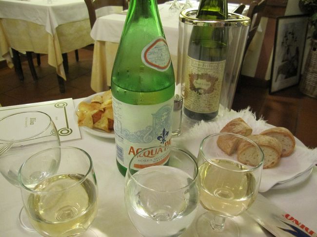 白ワインをボトルで頼みました。<br /><br />なぜかパンとポテトチップスが一緒に出てきました。<br />付け合わせ？