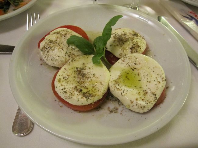 定番の、モツッアレラチーズとトマト。<br />当たり前ですが、美味しいです。<br />