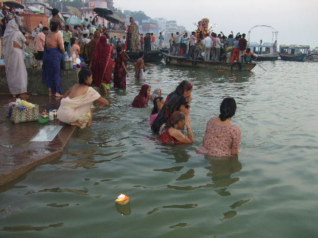 沐浴をする人。
