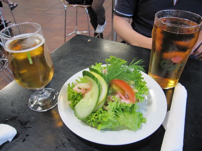 なぜかデンマークが恋しくなって、空港でオープンサンドとカールスバーグを頂きました。<br />