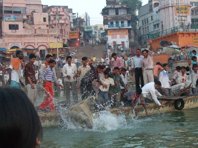 何をするかと思いきや、お祭りの神様の飾りをガンガーへ投げる・・・。<br /><br />何もかも受け入れてくれる大河です。
