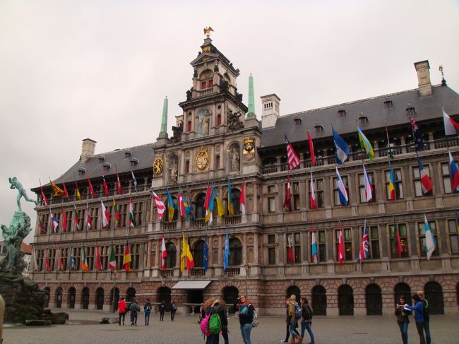 ﾏﾙｸﾄ広場の市庁舎