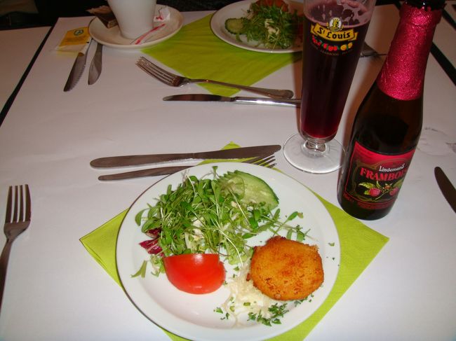 アントワープでディナー<br />･ﾁｰｽﾞｸﾛｹｯﾄ <br />･酸味の強いｸﾞﾘｰﾝｻﾗﾀﾞ <br /><br /><br />