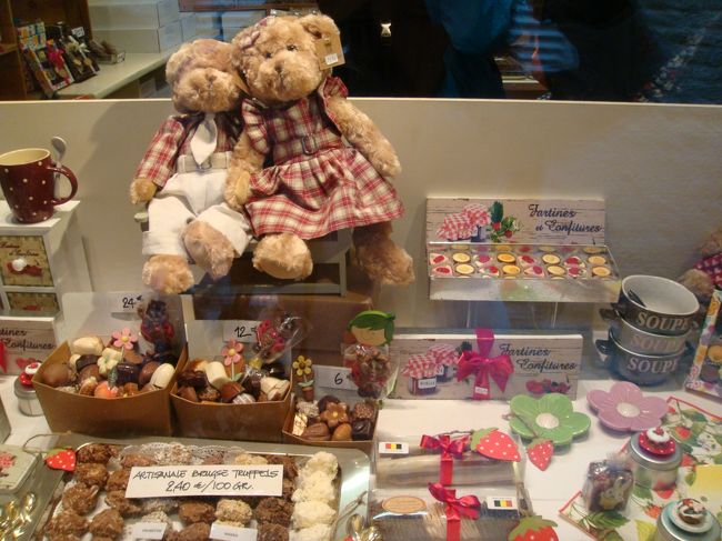 ブルージュのチョコレート店のショーウィンドウ