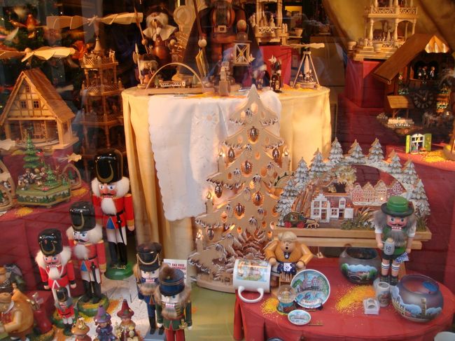 ブルージュのクリスマスショップのショーウィンドウ