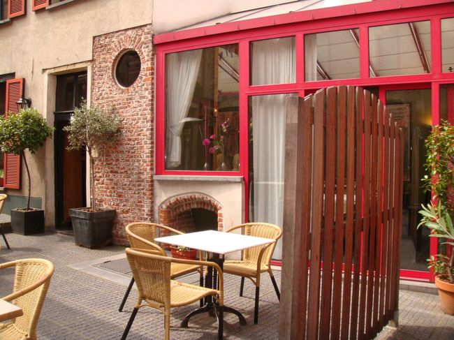 ブルージュでランチ店の中庭