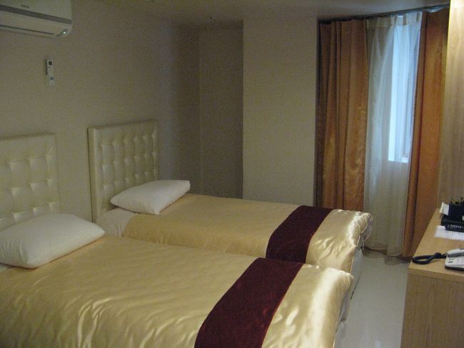 フロントで、<br />「今日は広い部屋が空いていたので、そちらにイタシマス」<br />とうれしいお知らせ。<br /><br />そんなわけで、広い部屋？です。<br />明洞まですぐ、駅も近い。<br />この利便性と宿代を考えたらありがたい♪