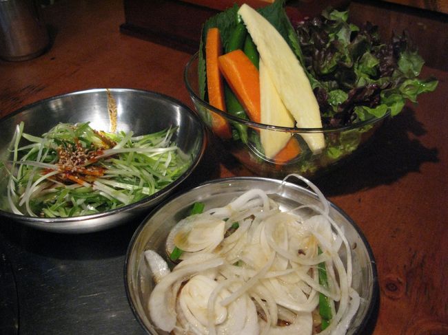 カルサムギョッサルをまく葉ものと、<br />一緒にいただく野菜たち。<br />そして･･･