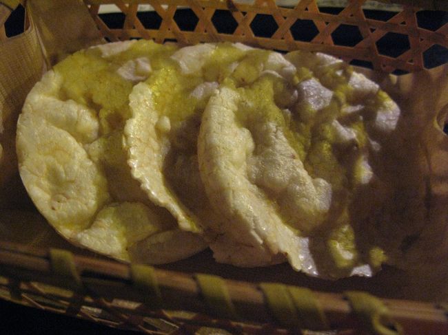 こちらもサービスのせんべい？