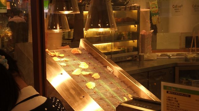 9時にお菓子ランドは開店です。<br /><br />カルビー+は9時30分から営業です。<br /><br />この間に、ポテトチップス達は調理されていきます。<br />