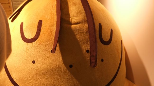 結局、1時間30くらい並んだかな。<br /><br />並んで、ついつい色々と買いすぎました。<br /><br />ポテトチップス塩バター味<br />ロイズチョコとソフトクリームにポテチ<br />じゃがりこサラダ味<br /><br />一度に食べきれず、ソフトクリームだけはその場で食べました。<br />ボリュームありました。<br /><br /><br />こちらは、カルビー人形ちゃんです。<br /><br />それでは、築地に移動です。