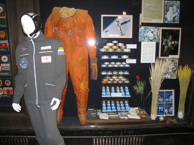 写りが小さくて見づらいですが、チューブ状の物は宇宙食の様です。