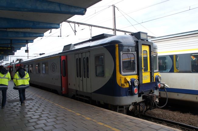 モンス駅のホーム<br />９：４０ティウ(Thieu)(ブラックニーの次)〜９：５６モンスの鉄道で、モンスへ着きました。<br /><br />http://4travel.jp/traveler/piachan/album/10674753/