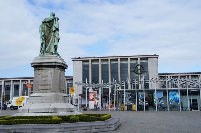 モンス駅(南東側)とレオポルド広場