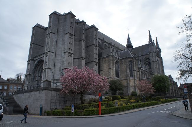 聖ウォードリュ教会(南西側)とシャピートル通り