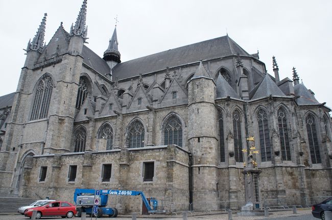 聖ウォードリュ教会(南側)とシャピートル通り