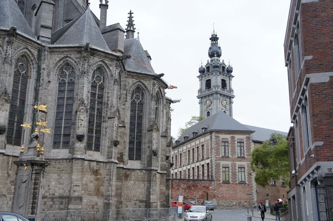 聖ウォードリュ教会と鐘楼(南西側)とシャピートル通り