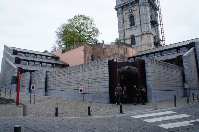 モンス'Auberge du Beffroi'(ユースホステル)(南東側)とクレール通り