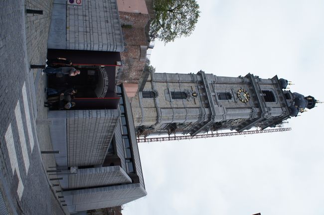 モンス'Auberge du Beffroi'(ユースホステル)と鐘楼(南東側)とクレール通り