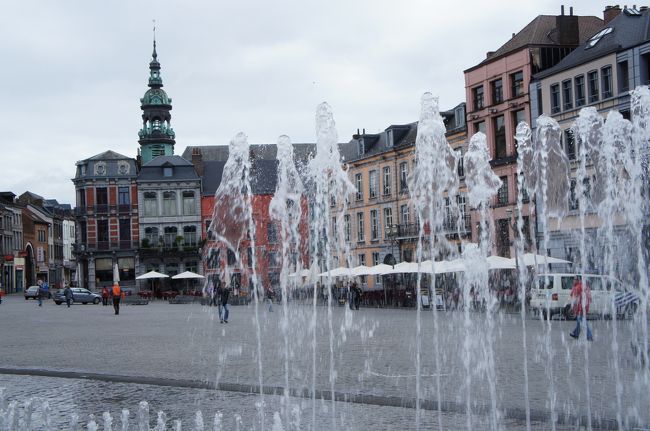 グランプラス(北東方向)と聖エリザベス(Elizabeth)教会の塔