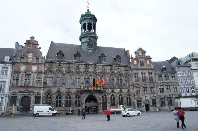 市庁舎(南東側)とグランプラス