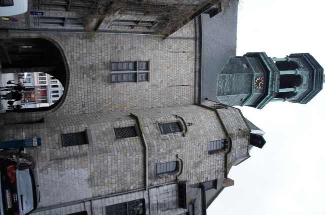 市庁舎(北西側)とマイヨールの庭(Jardin du Mayeur)