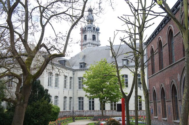 鐘楼(北東側)とマイヨールの庭(Jardin du Mayeur)