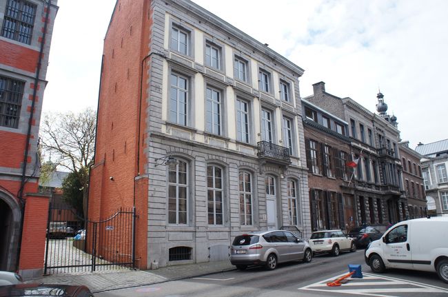 百年祭博物館(北西側)とオンズ・ノヴァンブル通り