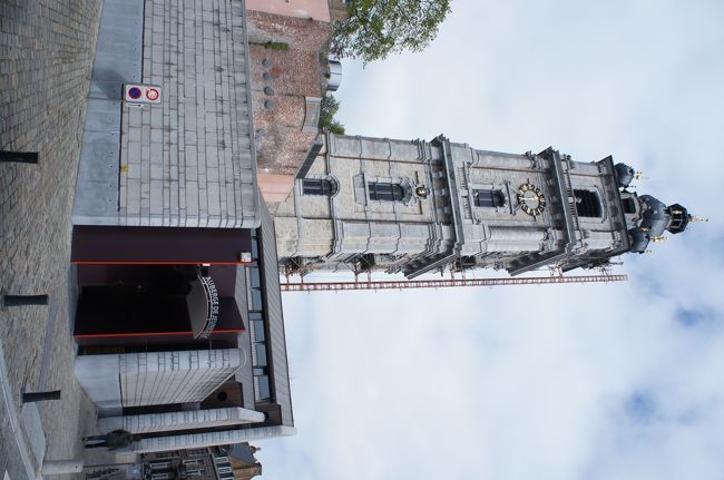 モンス'Auberge du Beffroi'(ユースホステル)と鐘楼(南側)とクレール通り