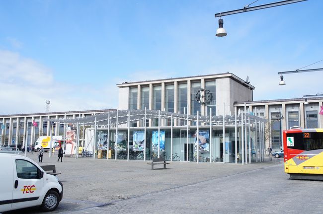 モンス駅(東側)とレオポルド広場<br />１１：３５モンス〜１２：００トゥルネーの都市間列車に乗るため、モンス駅に戻りましたが、乗り遅れました。