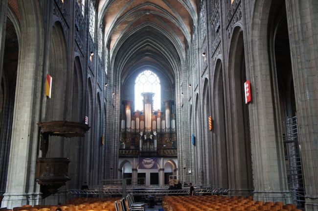 聖ウォードリュ教会のパイプオルガン