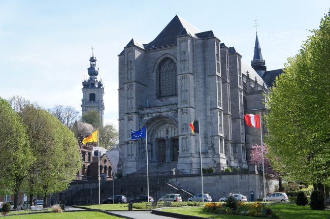 聖ウォードリュ教会(西側)とシャピートル通り