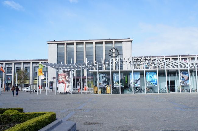 モンス駅(南東側)とレオポルド広場