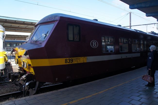 モンス駅のホーム<br />１２：０３モンス〜１２：４８トゥルネーの鉄道で、トゥルネーへ行きます。<br />都市間列車なら２５分ですが、各停列車は４５分かかります。<br /><br />http://4travel.jp/traveler/piachan/album/10675315/