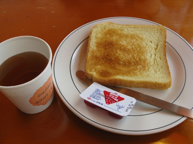 ホテルでサービスされた朝食。<br />トーストにインスタントコーシー（笑）<br />宿泊費を考えると、このサービスがあるだけでもすごい!!