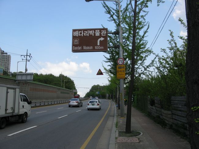 元堂駅6番出口から<br />左側に片側二車線の広い道、右側に地下鉄（高架線）を確認しつつ、<br />その片側二車線の広い道の歩道を歩くこと10分足らず...<br /><br />「本当、ここにあるのかな」と不安になる頃、<br />