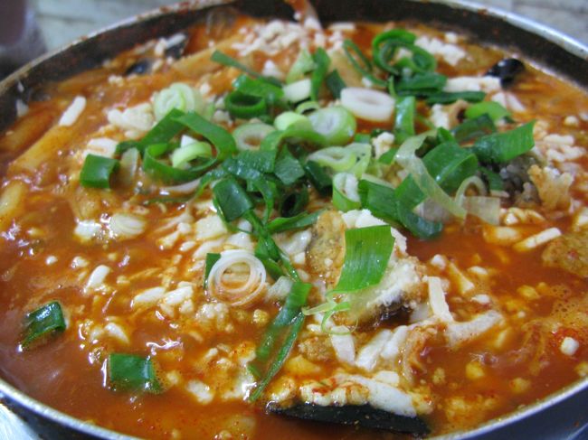 チーズトッポッキ＆ヘムル(海鮮)トッポッキをオーダー！<br /><br />見た目ほど辛くないのですが、ときどきピリッとおいしい刺激。<br />一方でチーズの甘み、辛さをマイルドにしてくれる作用もあり、<br />とても食べやすく、おいしくいただきました☆<br /><br />ラミョン（ラーメン）をトッピングすると、<br />これまたおいしくいただけます♪