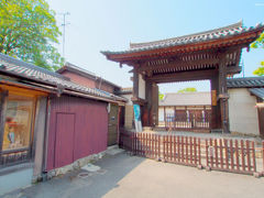 南門。
鎌倉時代の中期に建てられたものです。

新薬師寺への受付入口はこちらです。