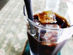 グランドピアノもあったり、非常に素敵な喫茶店でした。
アイスコーヒーが五臓六腑にしみわたる。

20分ほど過ごして、東大寺への歩きだすのです。