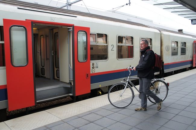 ブルージュ駅のホーム<br />１４：０６トゥルネー〜１４：２１ムスクロン、１４：３３ムスクロン〜１４：４１コルトレイク、１４：４８コルトレイク〜１５：２８ブルージュの鉄道で、ブルージュへ着きました。<br /><br />http://4travel.jp/traveler/piachan/album/10675315/