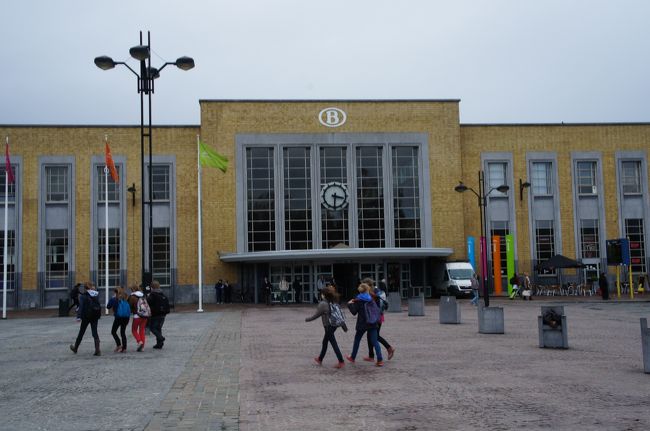 ブルージュ駅(東側)とスタションス広場