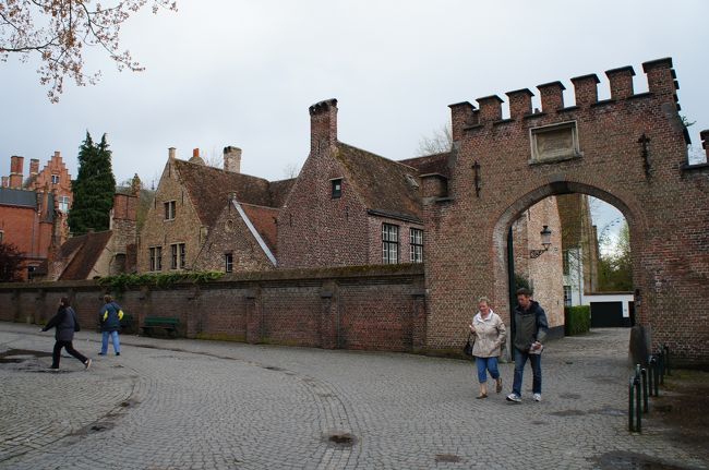 ベギン会修道院(東側)とベガイネンフェスト通り