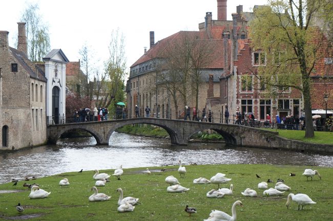 ベギン会修道院(南東側)とワインガールト広場