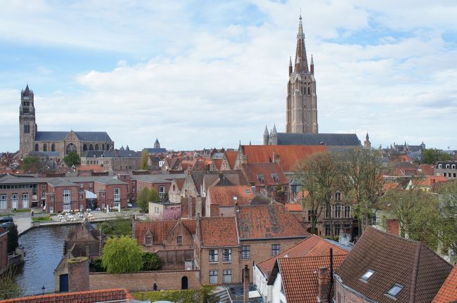 ビール醸造所(De Halve Maan)の屋上から<br />救世主大聖堂と聖母教会(南側)