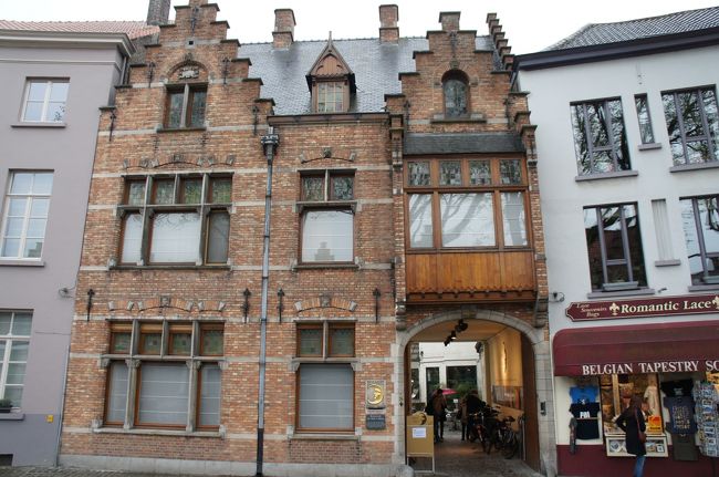 ビール醸造所(De Halve Maan)(北東側)とワル広場<br />ガイドブックと入り口の案内には、開館時間が１１〜１６時となっていましたが、見学が終わって、１７時に出てきたとき、次の見学の人が入っているようでした。